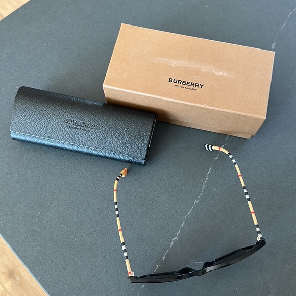 Burberry black square sunglasses - Picture 2 of 3